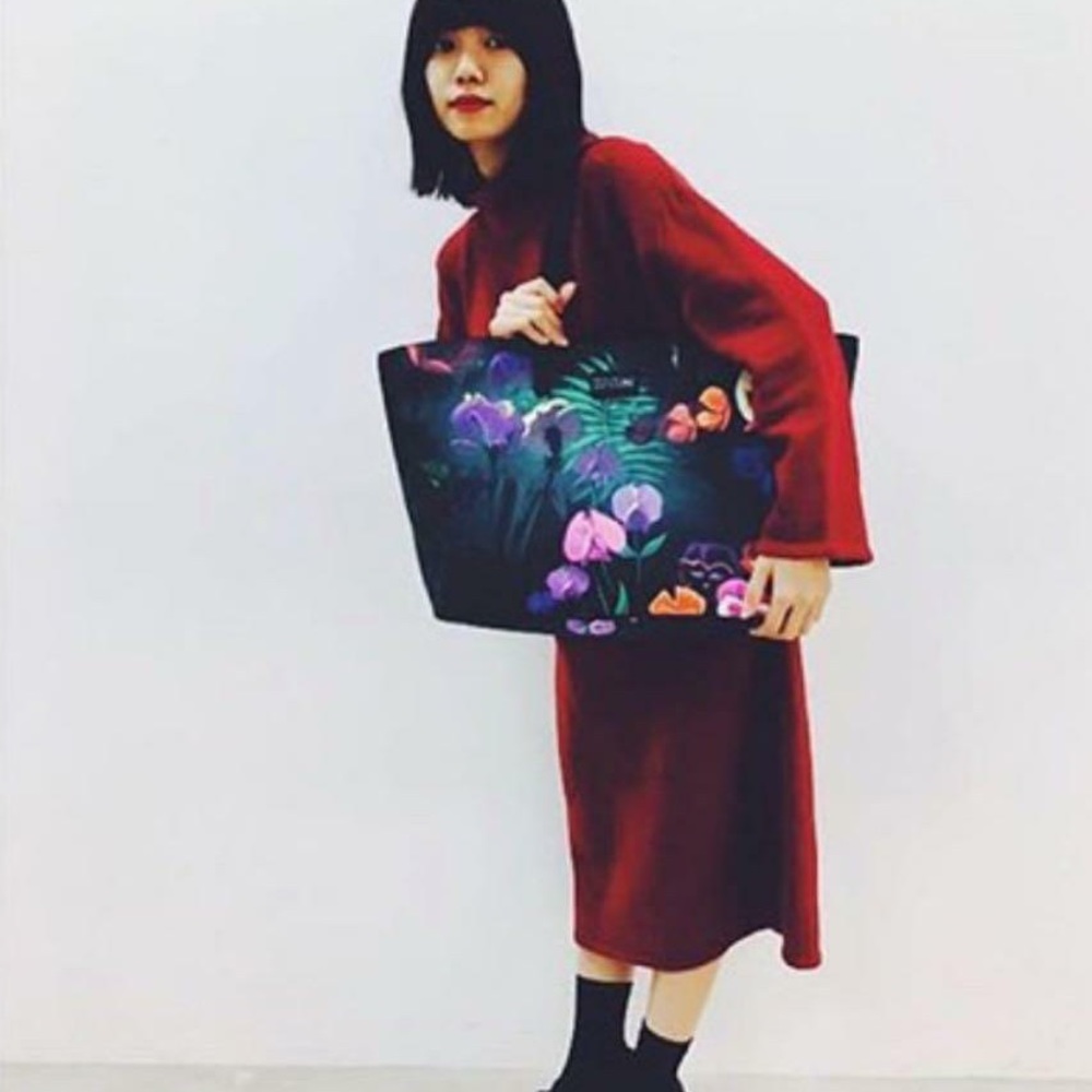 MARC BY MARC JACOBS X DISNEY Alice In Wonderland Tote & Pouch - Picture 15 of 15